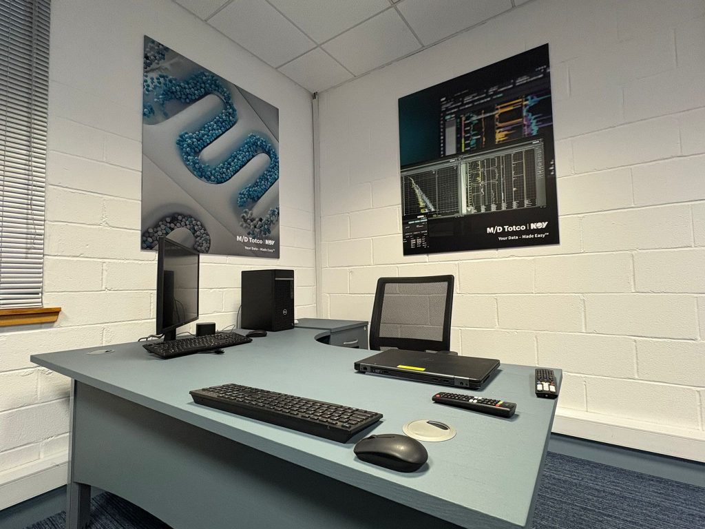 Image of NOV training desk set-up with computer equipment.